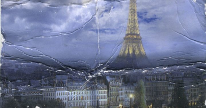 This is a postcard with a color photograph of the Eiffel Tower in Paris, France.