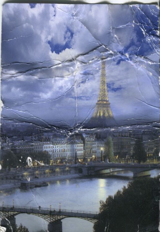 This is a postcard with a color photograph of the Eiffel Tower in Paris, France.